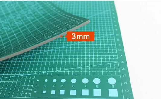 Tapis de découpe plié pour illustrer sa souplesse et sa résistance
