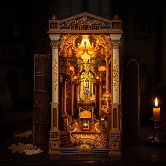 Book nook Library of Wonders la nuit, lustre allumé et bougie sur un bureau ancien