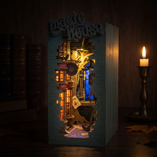 Book nook Harry Potter Magic House la nuit, vitrines et vitrail bleu éclairés