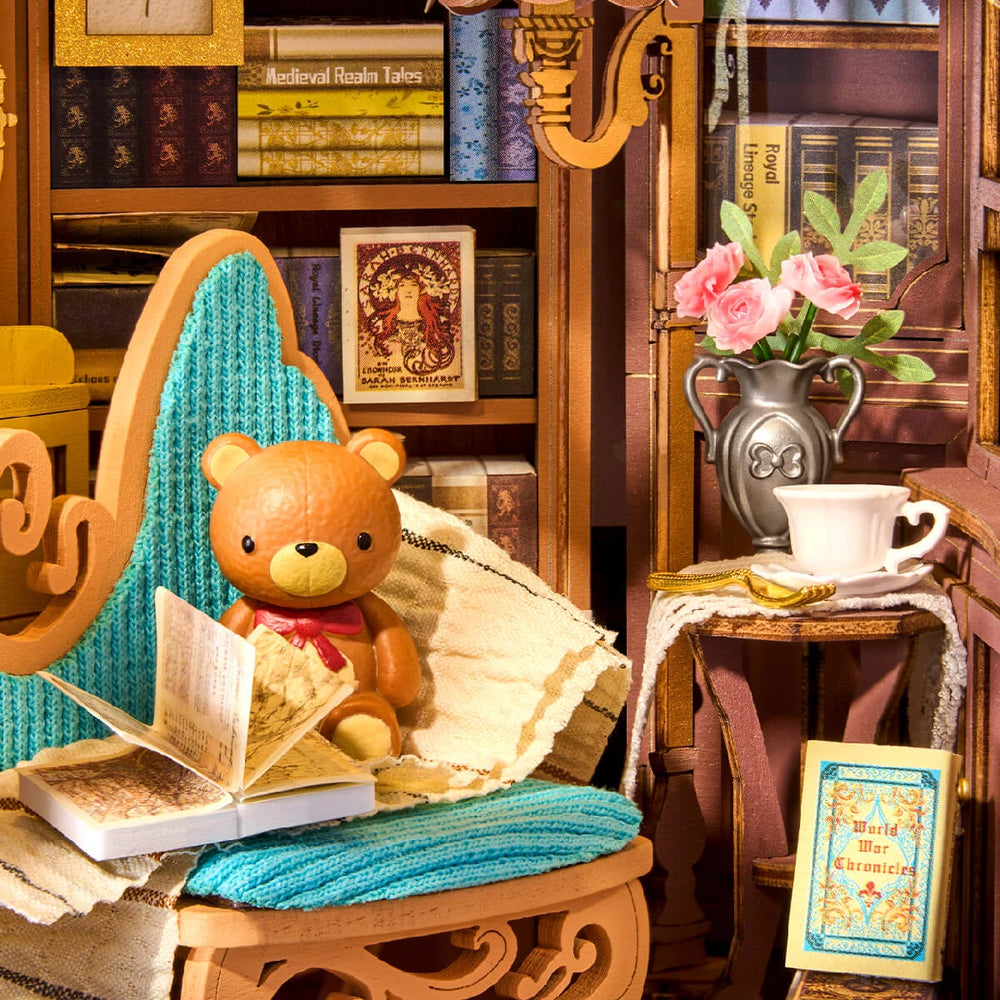 Un ourson qui ne lâche plus son livre