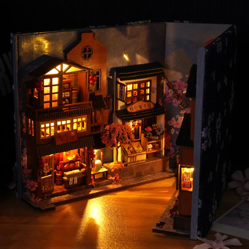 Book Nook en bois thème Rue Japonaise Typique - Nocturne Japonais, vue ouvert de profil dans le noir, éclairage LED chaleureux, décoration Nook