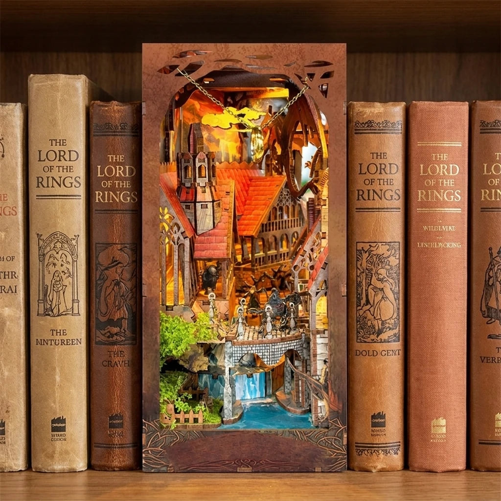 Book Nook Vallée de l'Anneau façon Seigneur des Anneaux installé entre des livres, vue de face