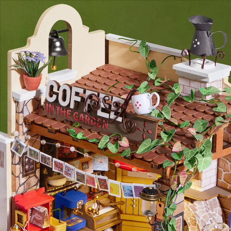 Une cloche, une cafetière et du lierre