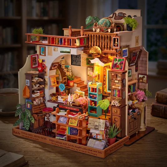 Maison miniature Pagestory Books le soir, éclairée par sa lampe en forme de livre