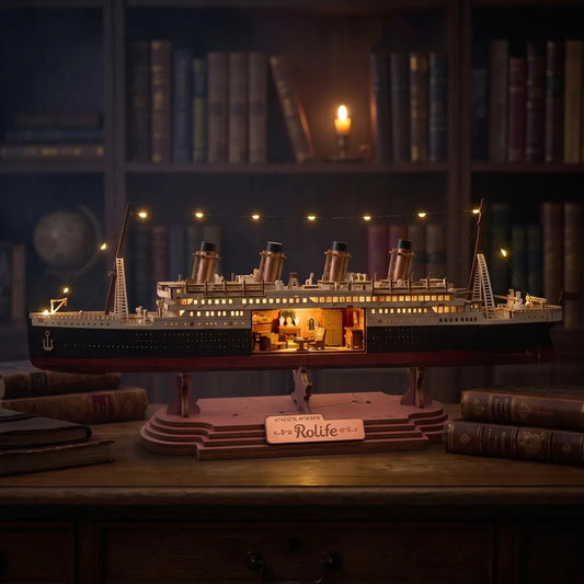 Maquette Titanic 1912 en bois la nuit, ponts et cabine illuminés, ambiance cabinet de curiosités