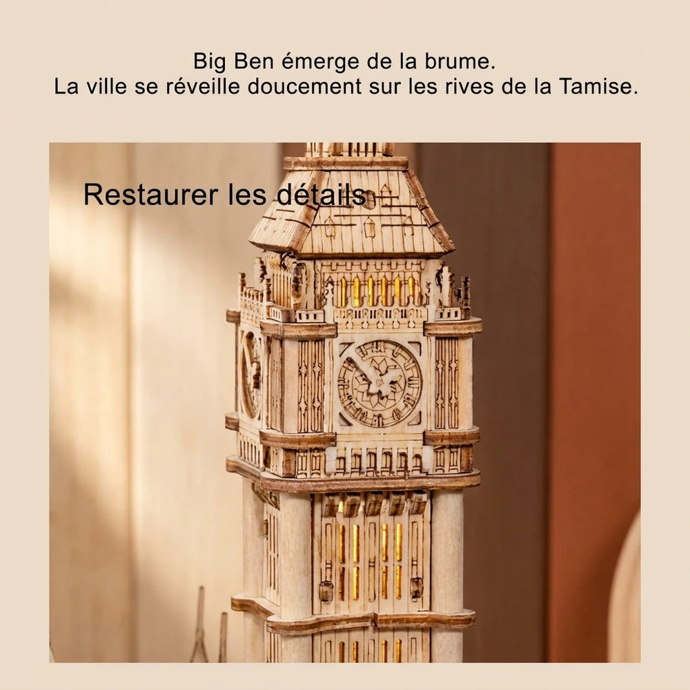 Gros plan sur le cadran de l'horloge sculpté en bois de la maquette Big Ben