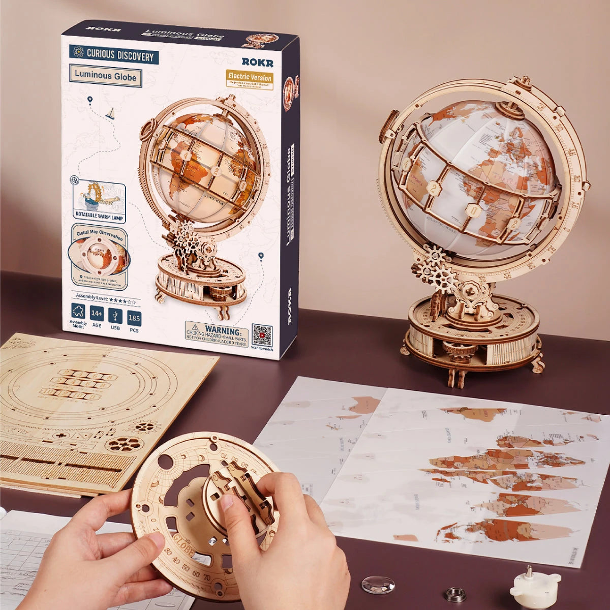 Boîte ROKR du globe lumineux, planches en bois et montage en cours