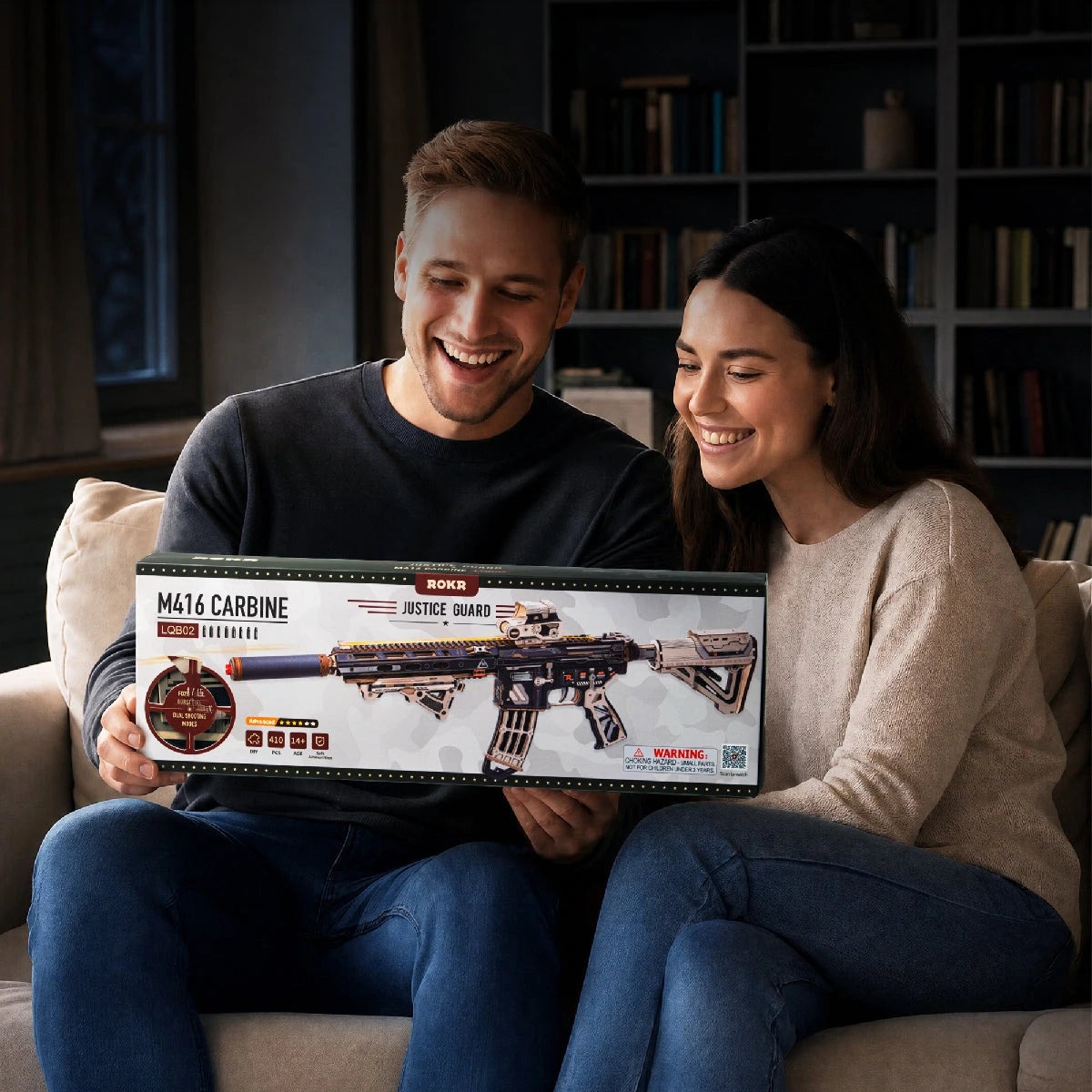 M416 Carbine puzzle 3D en bois : modèle tenu en main en situation, ton désert