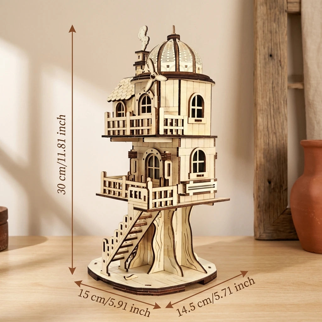 Puzzle 3D en bois thème Maison Perchée à Eolienne, Vue avec Dimensions, éclairage externe mettant en valeur la maquette.