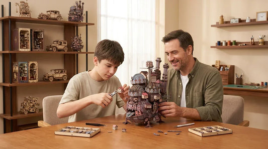 Un ado qui construit un puzzle 3D Nook-It du Château Ambulant Ghibli avec son père