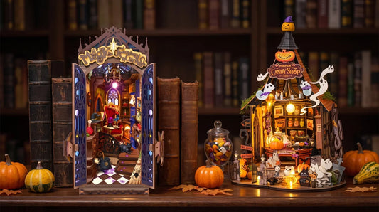 Décoration Halloween originale, book nook de sorcière aux portes ouvertes et maison miniature hantée éclairés sur une étagère, entre courges et vieux livres