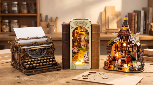 Kits Rolife et ROKR en bois découpé au laser sur un établi, book nook japonais éclairé entre deux livres, gramophone doré et maison miniature