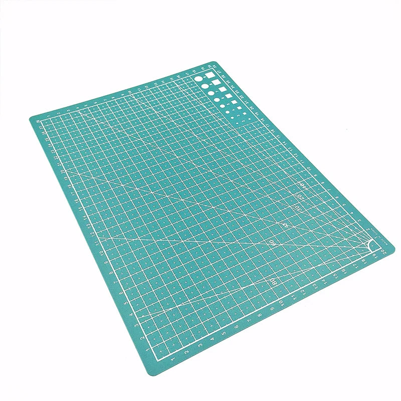 Tapis de découpe roulé partiellement montrant sa flexibilité