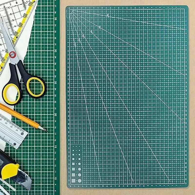 Tapis de découpe utilisé avec un cutter et une règle métallique