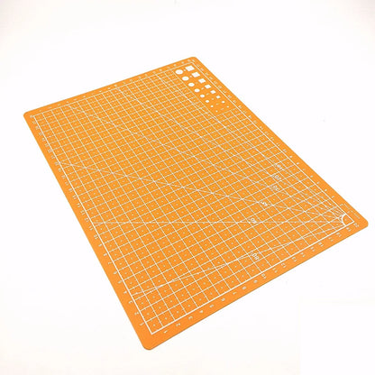 Tapis de découpe utilisé comme support pour le montage d'un book nook