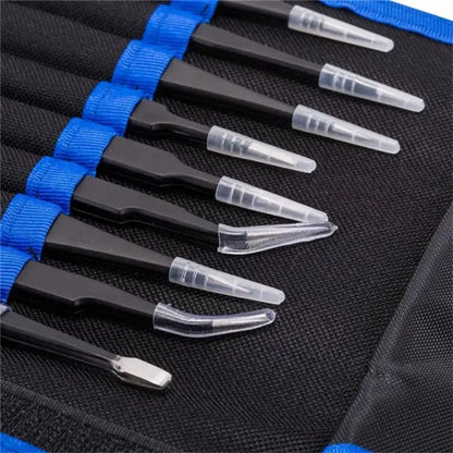Set des 10 pinces de précision rangées dans leur pochette noire et bleue. Outil montage book nook et puzzle 3D nook-It