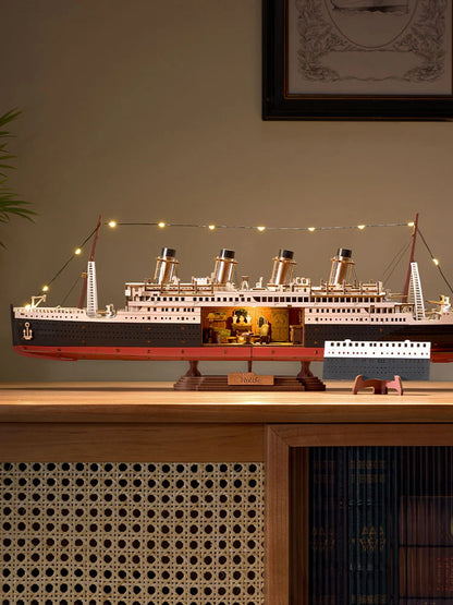 Visuel officiel Rolife du Titanic 1912 en bois, ambiance bibliothèque et guirlande lumineuse
