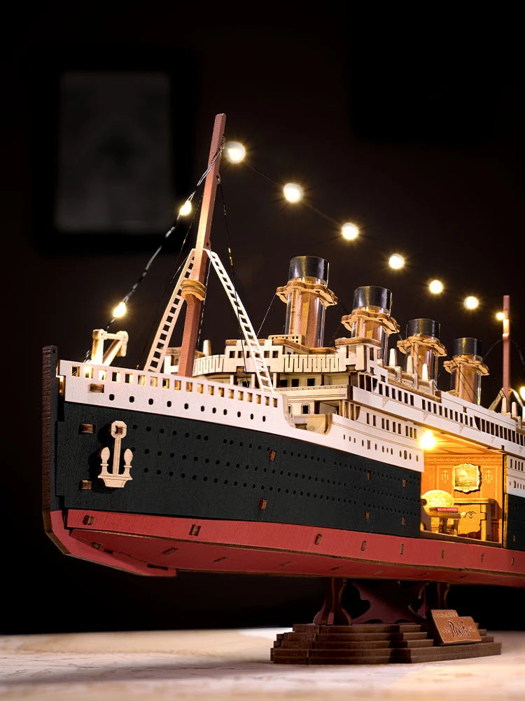 Visuel officiel Rolife du Titanic 1912 en bois, gros plan proue et guirlande lumineuse