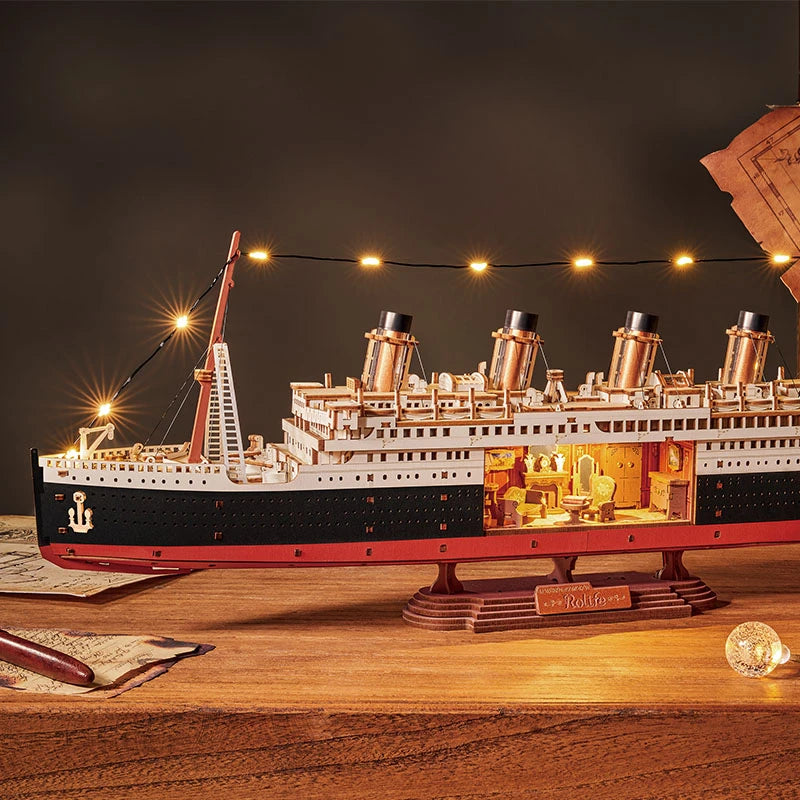 Visuel officiel Rolife du Titanic 1912 en bois, ambiance nocturne avec carte marine ancienne