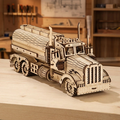 Puzzle 3D en bois thème Camion citerne, vue Angle 45°, éclairage externe mettant en valeur la maquette, décoration Nook-It.