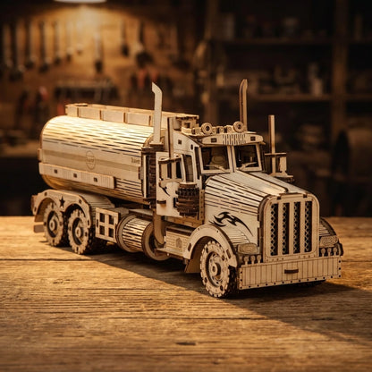 Puzzle 3D en bois thème Camion citerne, vue Ambiance Nuit, éclairage externe mettant en valeur la maquette, décoration Nook-It.