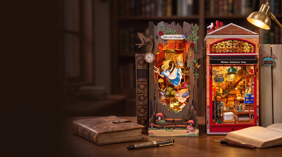 Book nooks Robotime Rolife Fall into Wonder et Wisdom Stationery Shop entre les livres d'une bibliothèque