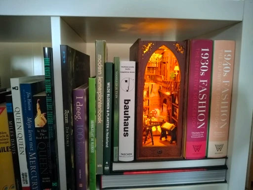 Book nook Bibliothèque des Sorciers éclairé entre les livres d'une étagère, photo d'un avis client