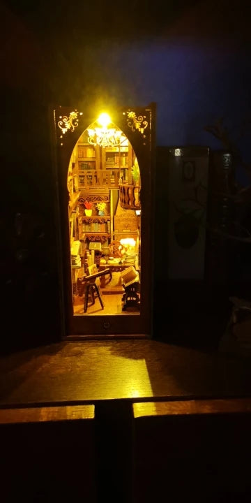 Book nook Bibliothèque des Sorciers éclairé dans la pénombre, photo d'un avis client
