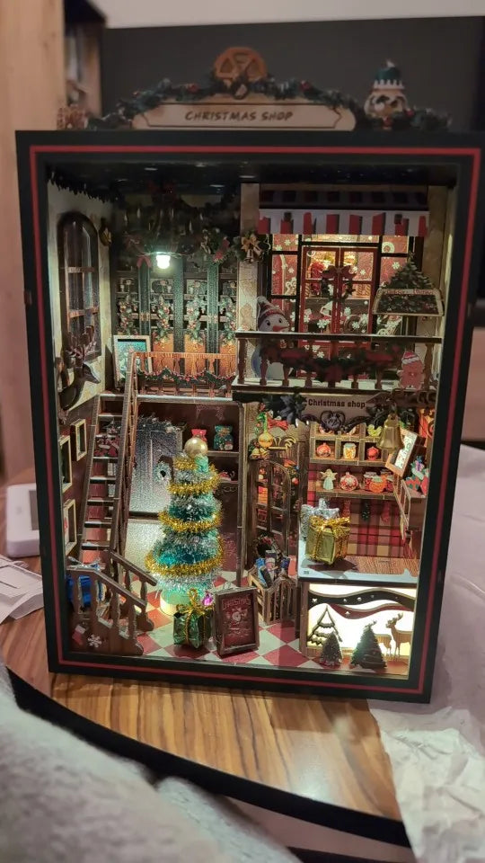 Book nook Boutique de Noël enchantée monté et éclairé, photo d'un avis client