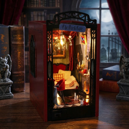 Book Nook en bois thème Antre du Vampire, vue nocturne, ambiance nuit, éclairage LED chaleureux, décoration Nook-It.