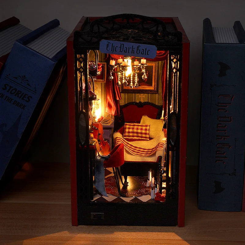 Book Nook en bois thème Antre du Vampire, vue de face, éclairage LED chaleureux, décoration Nook-It.