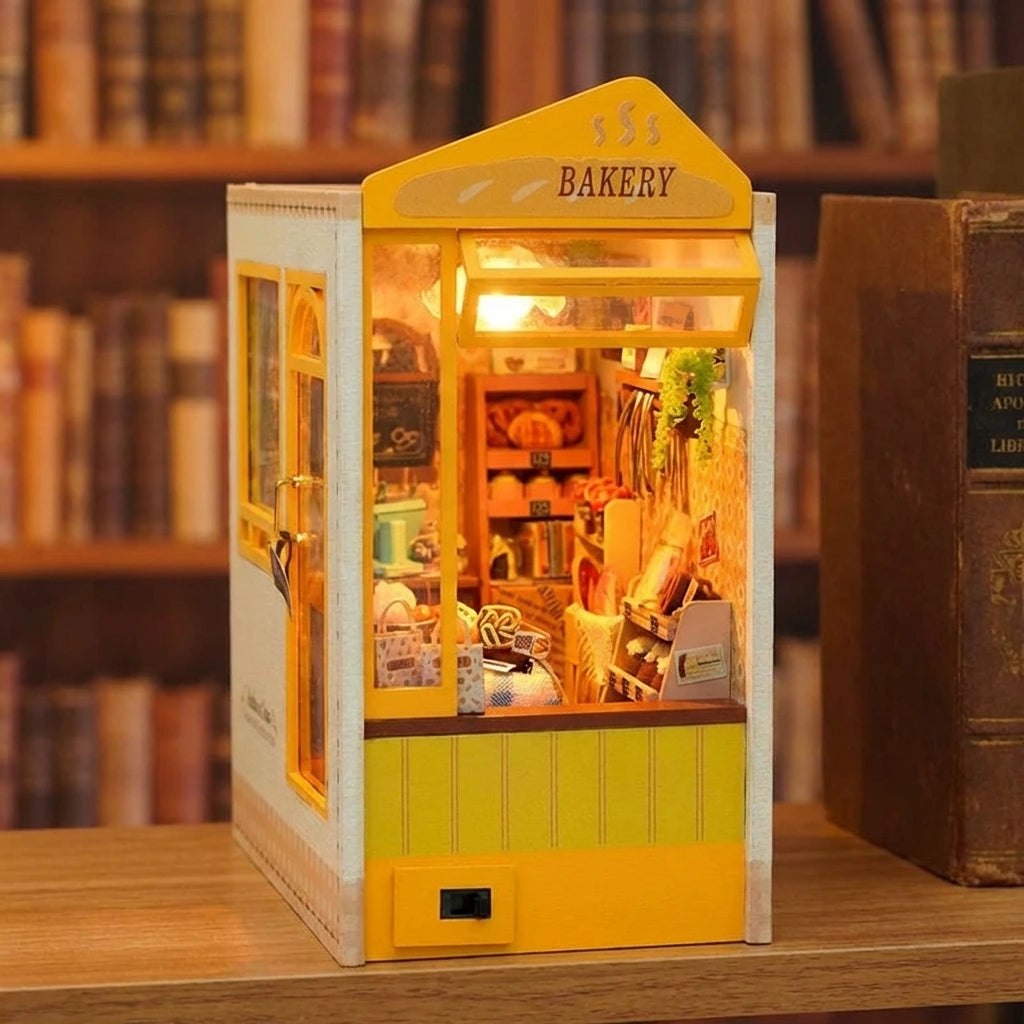 Book Nook en bois thème Bakery Cottage - Boulangerie, vue de face, éclairage LED chaleureux, décoration Nook-It.