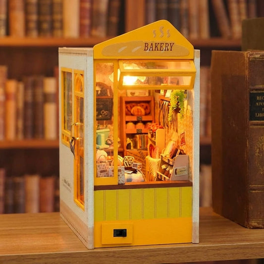 Book Nook en bois thème Bakery Cottage - Boulangerie, vue de face, éclairage LED chaleureux, décoration Nook-It.