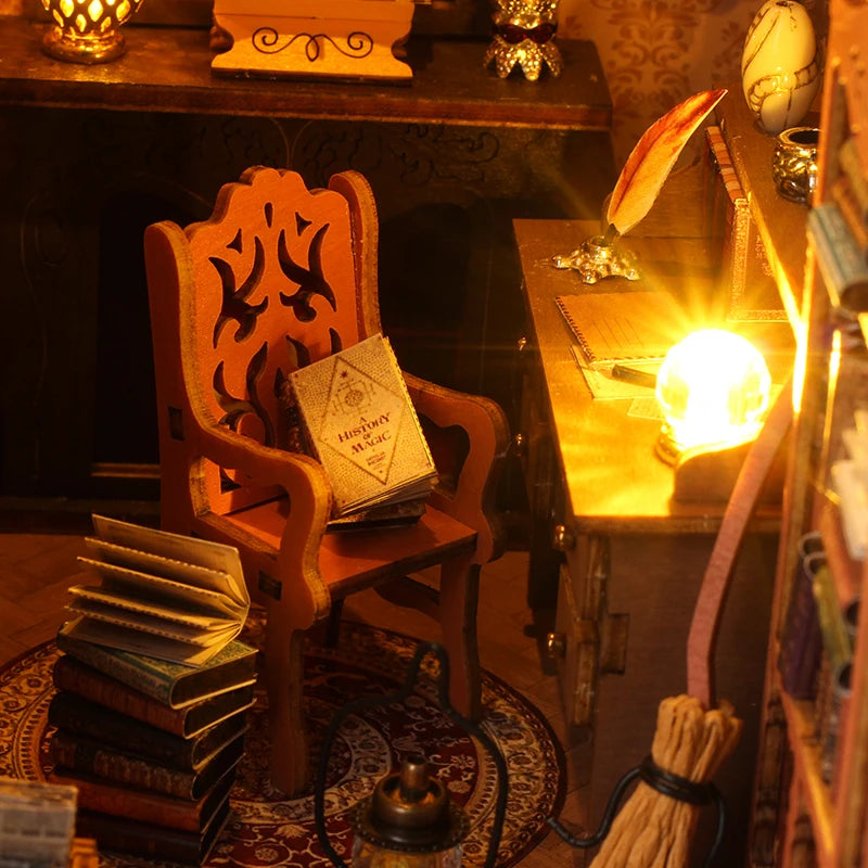 Book Nook en bois thème Bibliothèque des Sorciers, vue détails, éclairage LED chaleureux, décoration Nook-It.