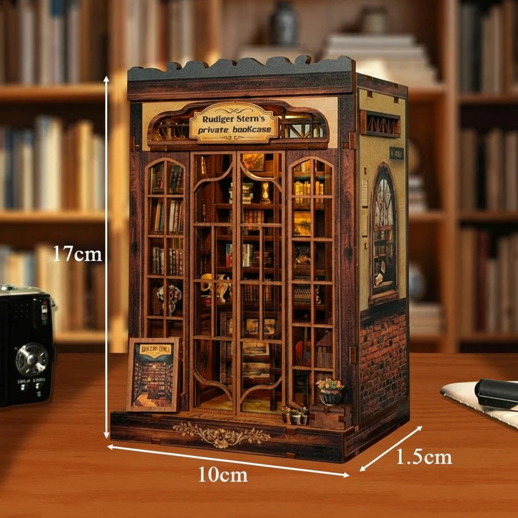 Book Nook en bois thème La Bibliothèque Privée de Rudiger, vue avec dimensions, éclairage LED chaleureux, décoration Nook-It.