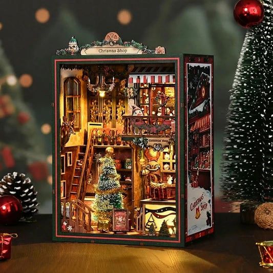 Book Nook en bois thème Book Nook - boutique de Noel Enchantée, vue Face, éclairage LED chaleureux, décoration Nook-It.