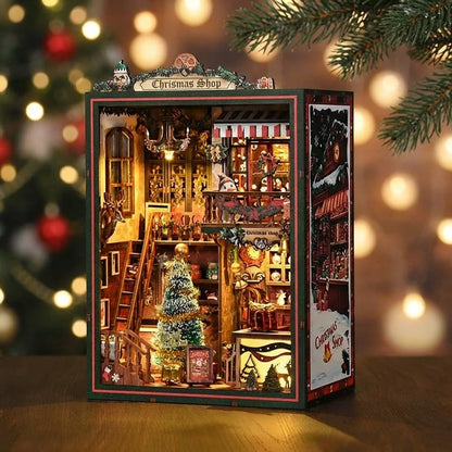 Book Nook en bois thème Book Nook - boutique de Noel Enchantée, vue profil, éclairage LED chaleureux, décoration Nook-It.
