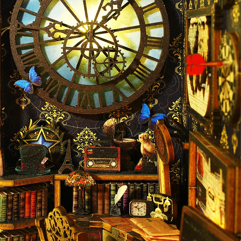 détail du Book Nook : horloge et objet sur étagère au fond sur la bibliothèque