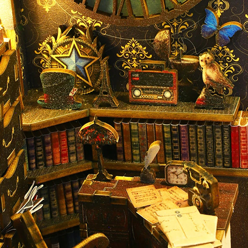 détail du Book Nook : zoom sur la bibliothèque et les objet déposés dessus