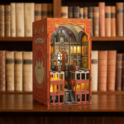 vision de profil du produit Cathédrale de Chemin de Fer, décoration Book Nook. Nook-It