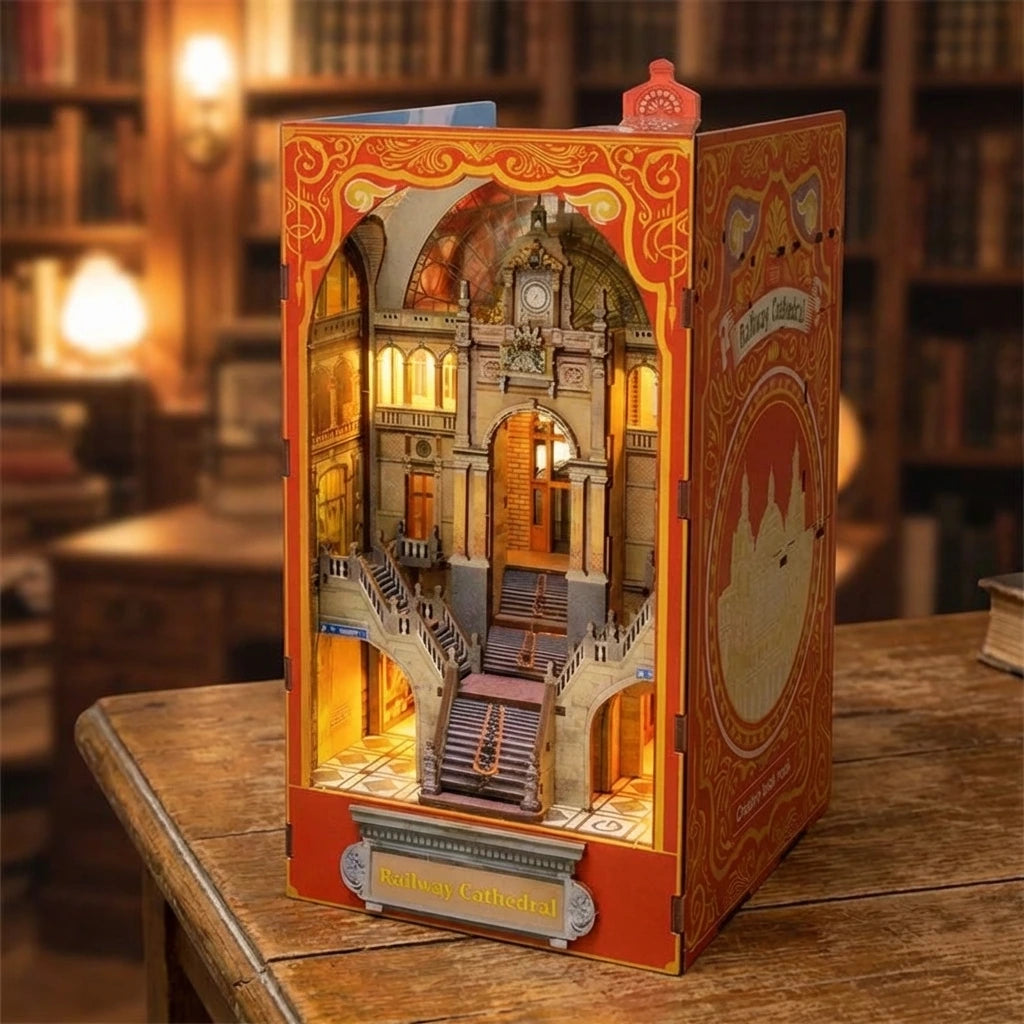 vision recto du produit Cathédrale de Chemin de Fer, décoration Book Nook. Nook-It