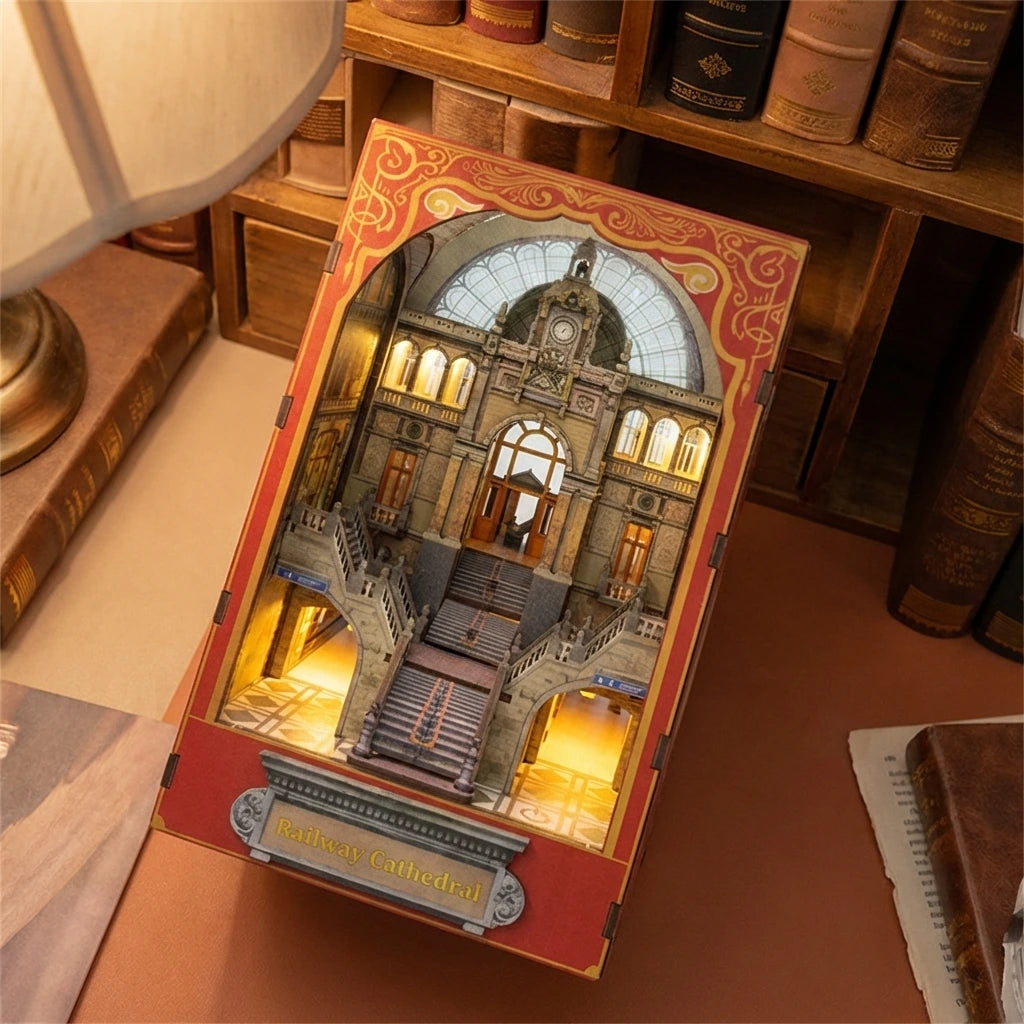 vision recto du produit posé vu de haut. Cathédrale de Chemin de Fer, décoration Book Nook. Nook-It
