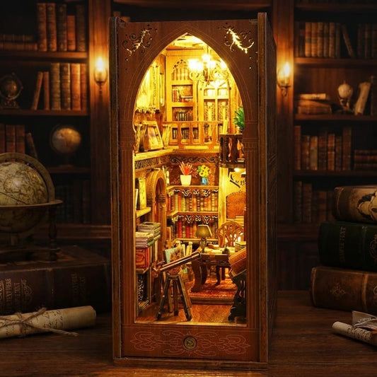 Book Nook en bois thème Chambre du Savoir - Bibliothèque de Sagesse, vue Ambiance Nuit, éclairage LED chaleureux, décoration