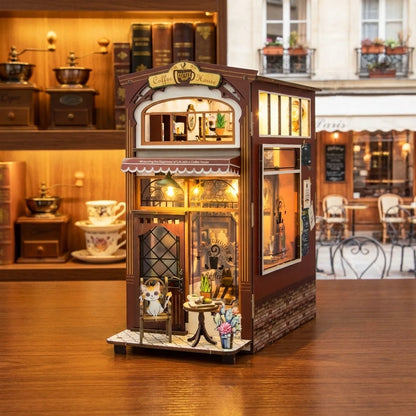 Book Nook en bois thème Café Parisien, vue Angle 45°, éclairage LED chaleureux, décoration Nook-It.