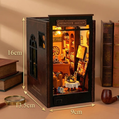 Book Nook en bois thème Detective Agency - Sherlock Holmes, vue avec Dimensions, éclairage LED chaleureux, décoration Nook-It
