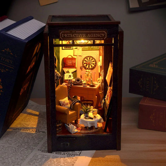 Book Nook en bois thème Detective Agency - Sherlock Holmes, vue Face, éclairage LED chaleureux, décoration Nook-It.
