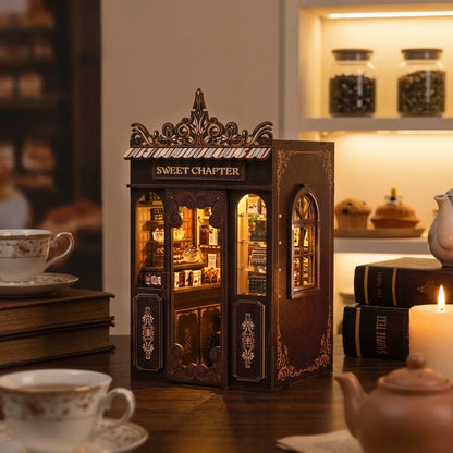 Book Nook en bois thème Le Doux Chapitre, salon de thé gourmand, vue soirée, nuit, éclairage LED chaleureux, décoration Nook-It.