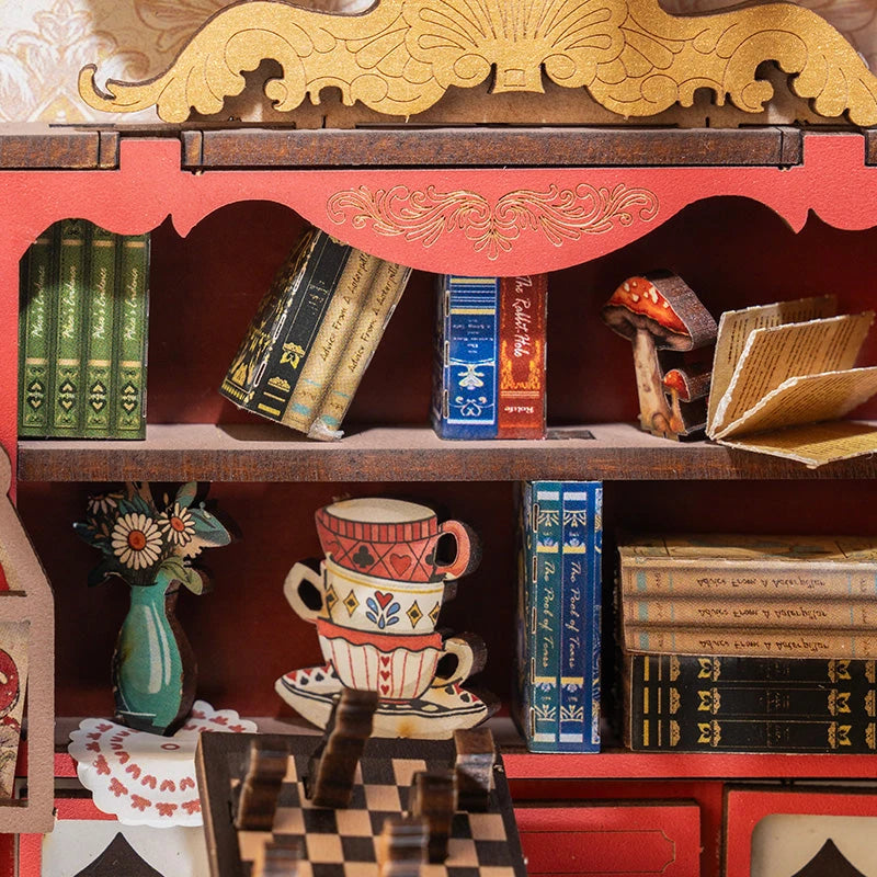 Étagères miniatures du book nook Alice avec tasses empilées et vieux livres