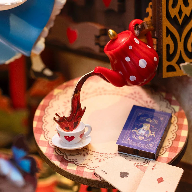 Théière rouge à pois blancs versant le thé dans une tasse au cœur rouge