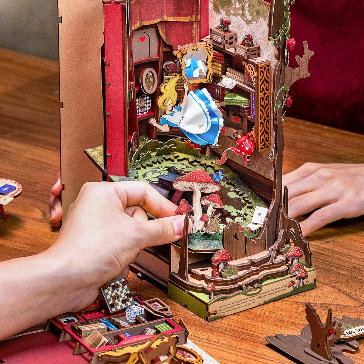 Montage du book nook Fall into Wonder, pose d'un grand champignon rouge